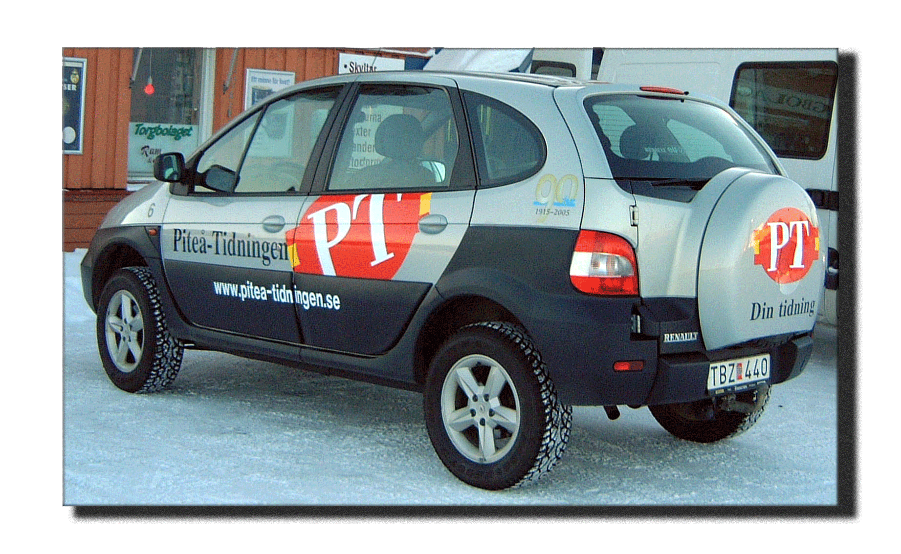 PT dekal monterad på bil.